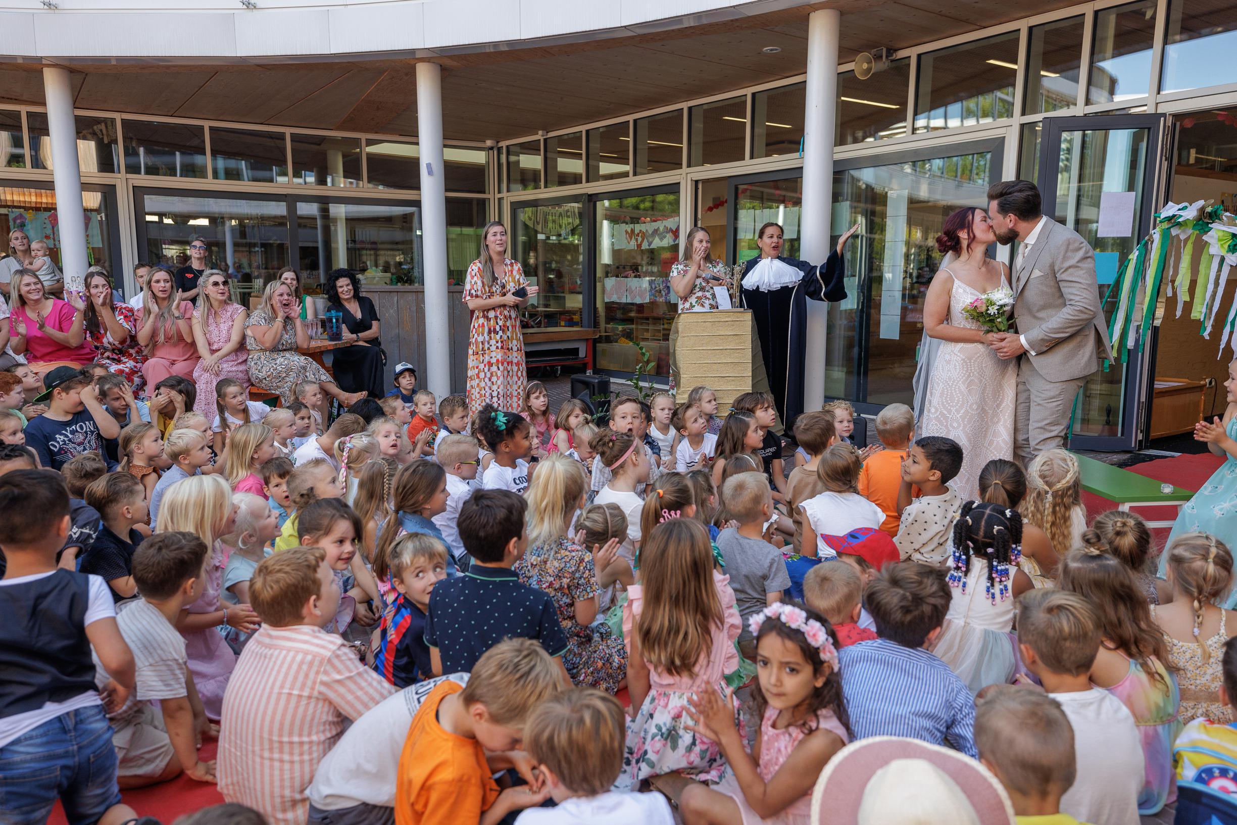 Bijzonder jawoord op basisschool in Hoensbroek: meester Thom en juf Mara vieren huwelijk met hun sch